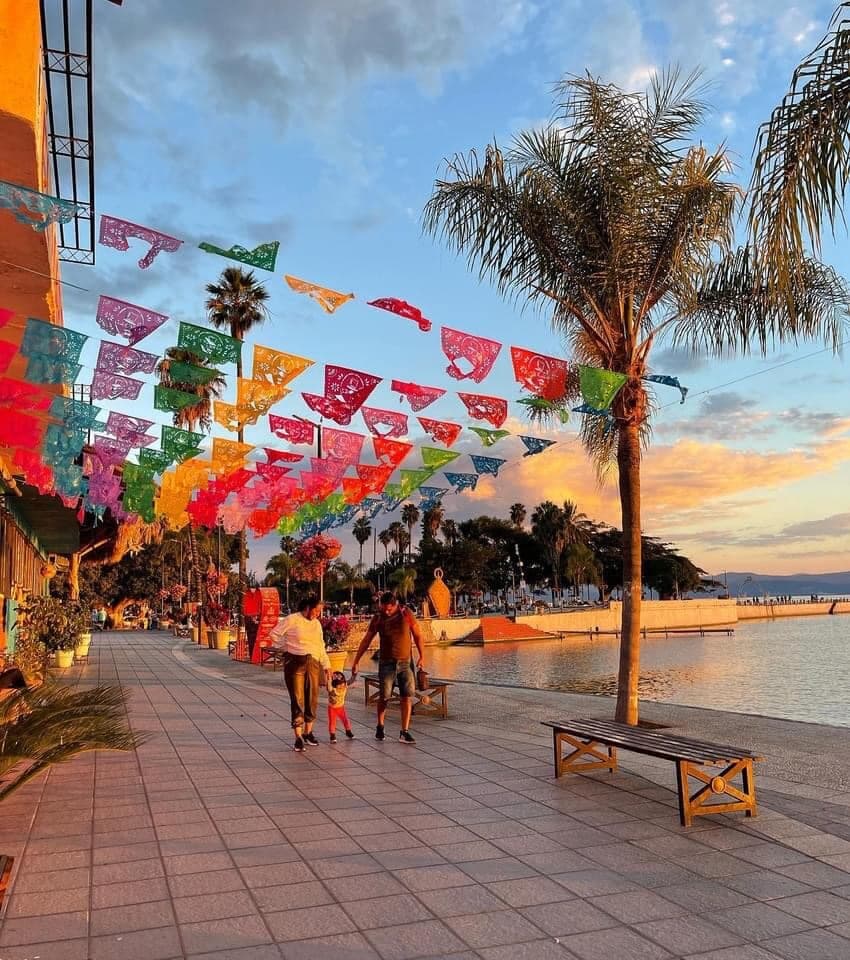 Una caminadita por nuestro malecón y se te reinicia el buen humor 😎  Tengo las mejores recomendaciones para ti. Sígueme en SOY LOCAL CHAPALA   https://www.facebook.com/soylocalchapala https://www.instagram.com/soylocalchapala/ https://www.soylocal.mx