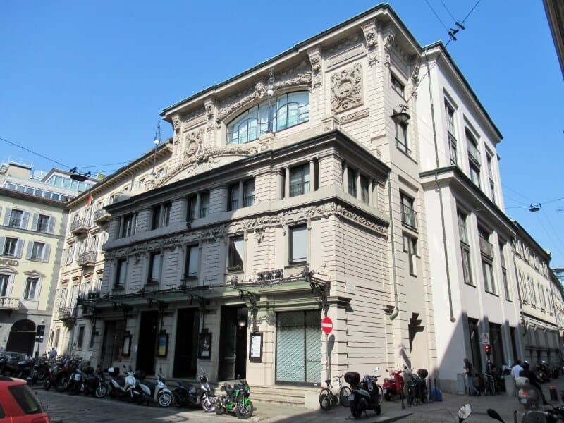 La facciata del teatro