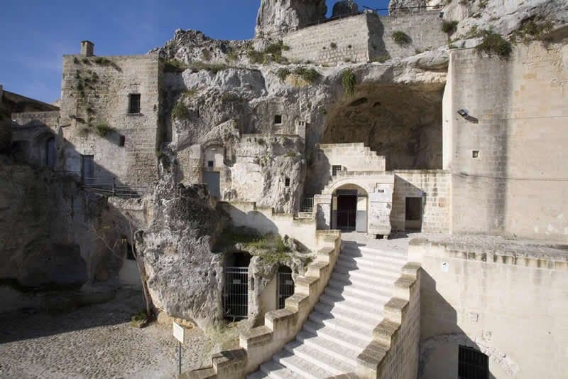 Antica abitazione tipicamente arredata. Per meglio comprendere usi e costumi degli abitanti degli antichi Rioni Sassi di Matera, prima del loro abbandono, Vi invitiamo a visitare nel Sasso Caveoso, in vico Solitario, la Storica Casa Grotta arredata con i mobili e gli attrezzi autentici del periodo in cui era abitata. La Storica Casa Grotta dispone all'interno di una descrizione multilingue. Aperto tutto l’anno.