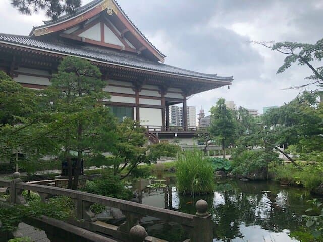 西新井大師(弁天池) 「大本堂」の西脇にも池があります。「弁天池」と呼ばれ石製4径間多脚式太鼓桁橋が架かっています。親柱には大願成就とかいてありました。太鼓桁橋の左側に弁天堂の小祠が祀られそこへ行くための石橋も架かっています。この小さな弁天堂には私の手のひらほどの大きさの小さな龍の細工が施してありました。威風堂々で小さくても顔は怖く迫力がありました。さらに左右の柱横にも龍の細工が施してありました。