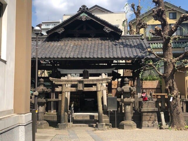 《被官稲荷社》「社殿」:正面から撮影