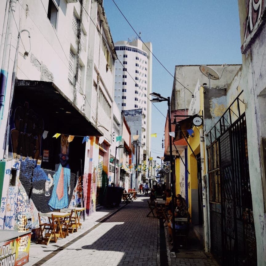 Sobre o beco da lama ; vibe musical ; comida boa regional e um bom bate papo !  Se procuras isso ; chama a gente na recepção; para ti levar nesta vibe .