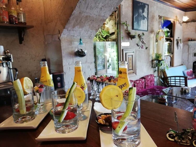 gin and tonic service