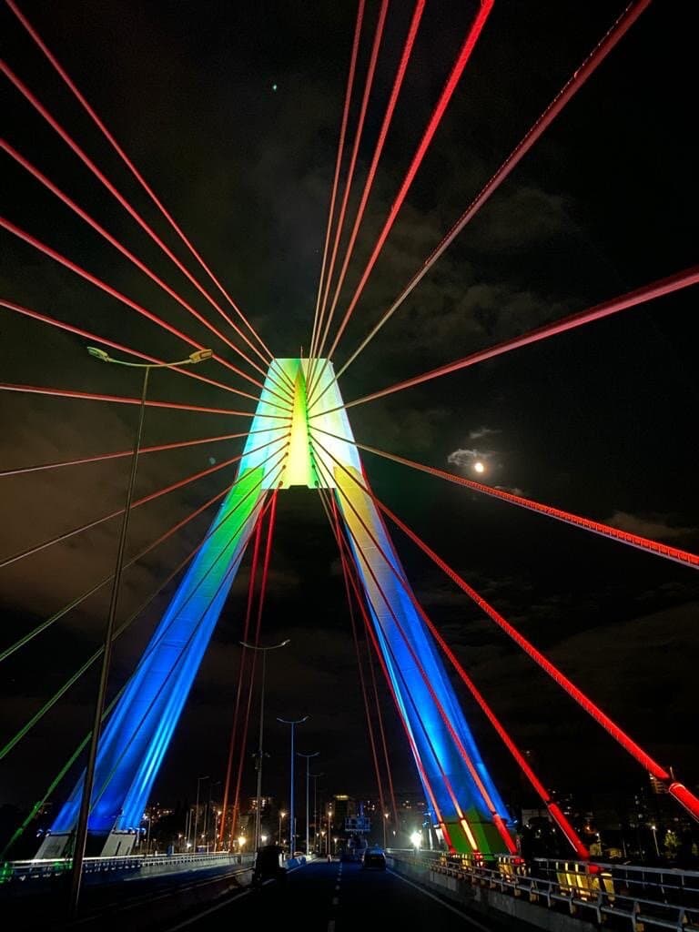 De noche se ilumina