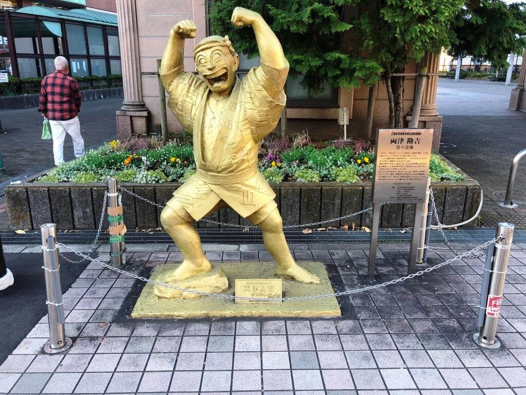 《亀有駅:亀有駅南口》「こちら葛飾区亀有公園前派出所」:両津勘吉祭姿像