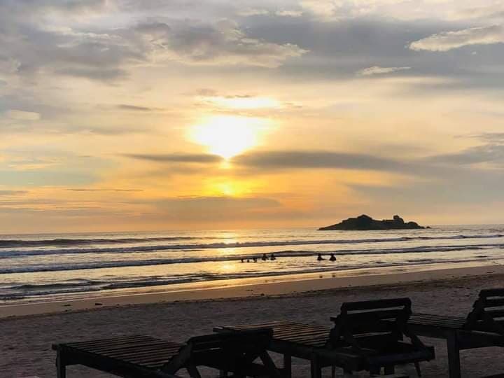 Located in beruwala . 500m from moragalla beach (Golden miles beach). Full of hopitality . The property  consists of unique • antique design • architecture  & free and quite garden area.  Sriyan villa feathers accomndation with free parking / free internet wifi / private kitchen & attched  bathroom / bed linen & towles. * A a' La cart breakfast - - If  Needed beach front view ,bicycle ride,village tour,  air port shuttle service, ayuruvedic treatment , suffering >>>