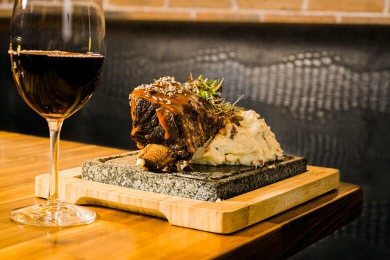 SHORTY & MASH  spicy barbecue sauce, honey drizzle, microgreens