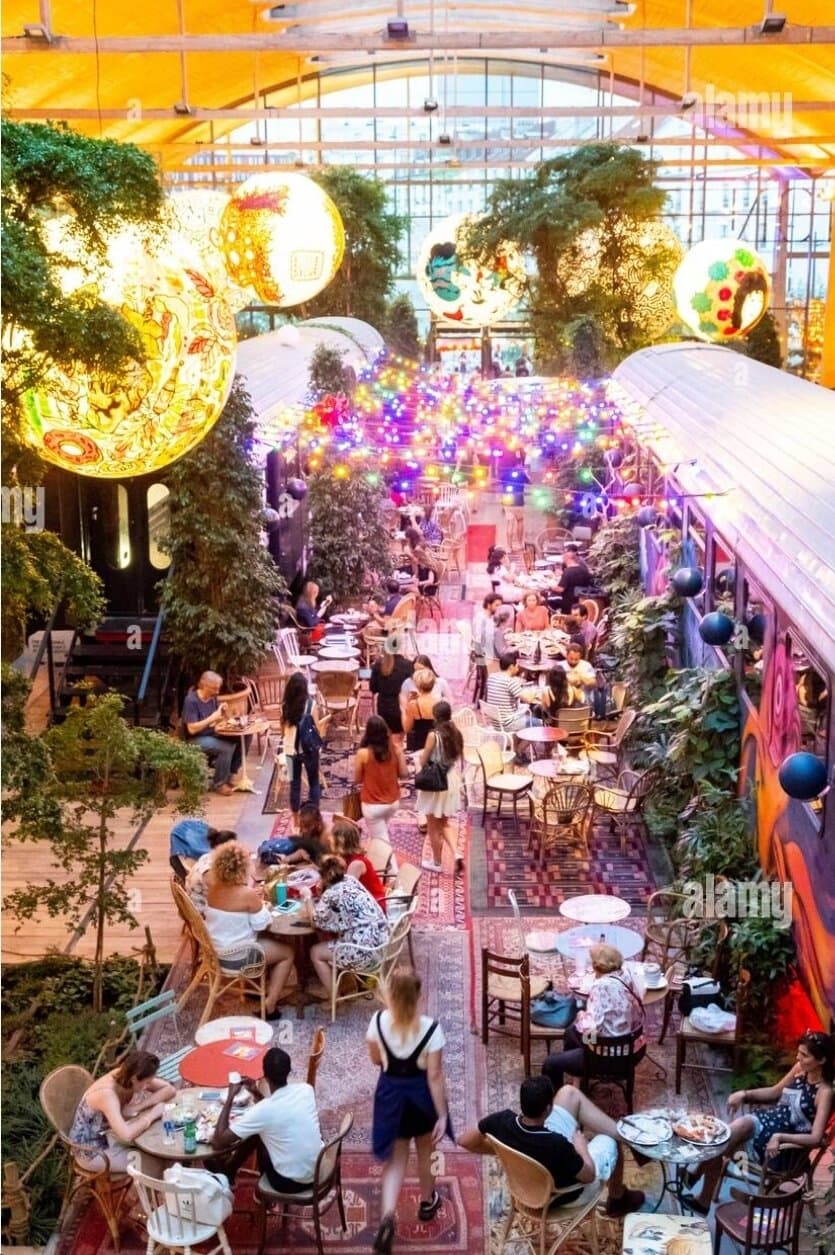 Wat 'n gave plek! Oude Markthal omgetoverd tot 'n groot restaurant. Je scant de QR code, kiest je gerecht bij een vd restaurants en je krijgt n SMS als het klaar staat. Geweldige sfeer, prachtig aangekleed en heerlijk eten voor n zeer betaalbare prijs, zeker voor Parijs.