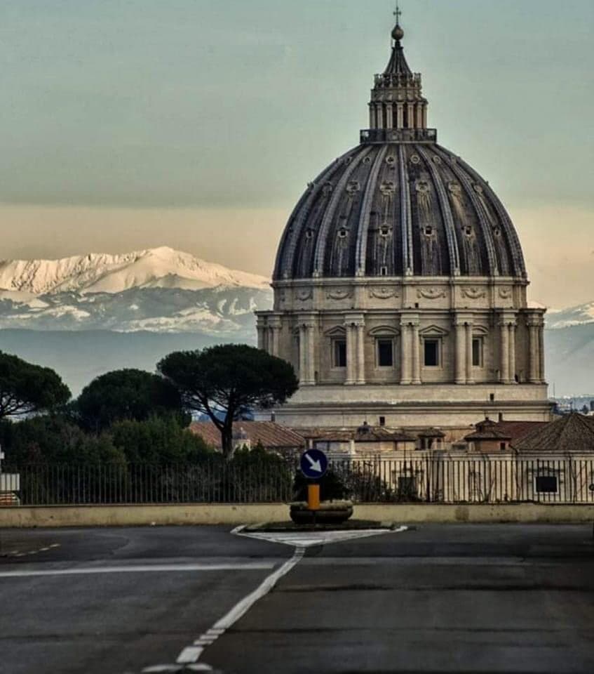La via della particolarissima illusione ottica della prospettiva del “Cuppolone” che sembra avvicinarsi via via che ti allontani ! Magico come solo nella città eterna