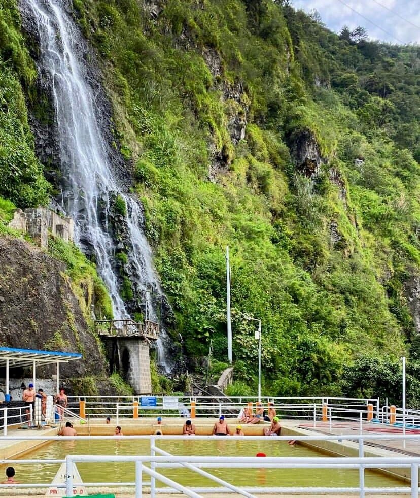 aguas termales a 100 metros del hotel