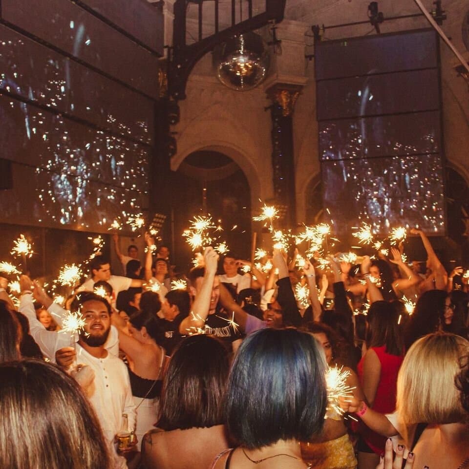 Reserva tu noche de fiesta aqui: https://vipaccessvallarta.com/product/night-club-strana-vallarta/