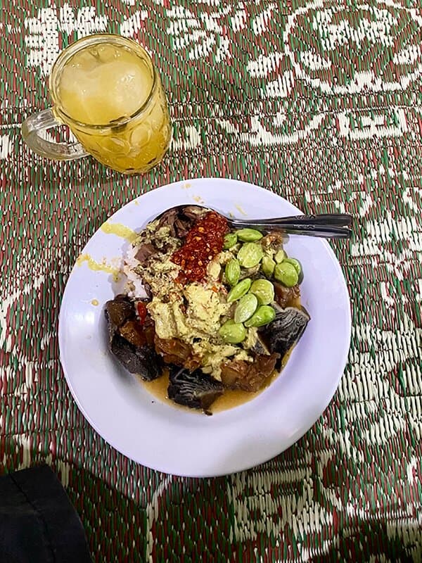 Salah satu pilihan menu, lengkap dengan petai.