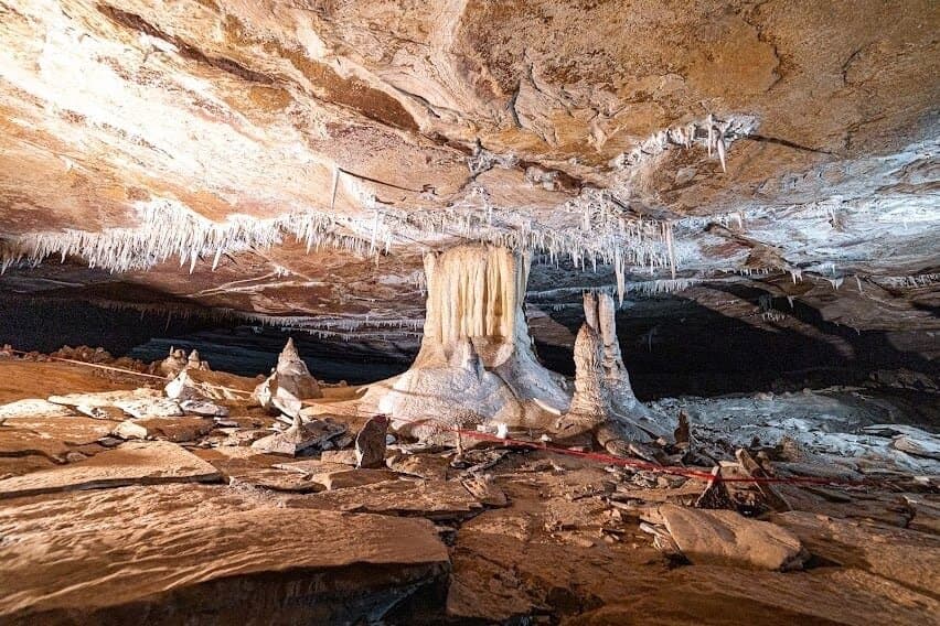 A caverna mais completa do mundo em formações raras!