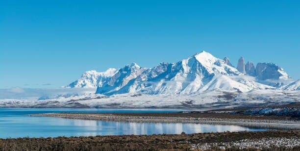 🙌📸Desde el Mirador al Lago Sarmiento, se encuentra ubicado en el Parque Nacional Torres del Paine en la XII Region de Magallanes🇨🇱. A orillas del lago se puede apreciar  un borde blanco denominados  trombolitos, fósiles vivientes de carbonato de calcio que comenzaron a formarse con la última glaciación hace unos 10.000 años atrás.  • Desde este lugar tambien podemos observar las Torres del Paine, si se encuentra despejado🌤☀️