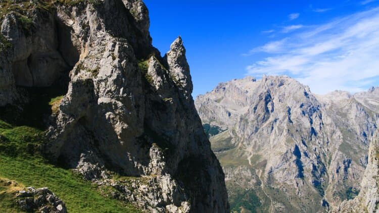 Durante a caminhada, observamos rochas indescritíveis.