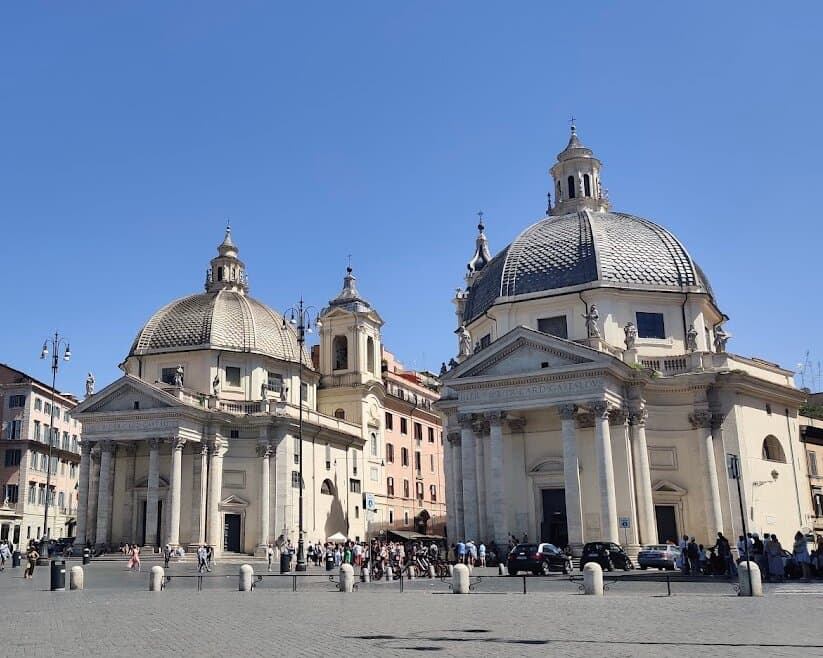 Справа La Chiesa di Santa Maria dei Miracoli (Церковь Санта Мария деи Мираколи), Piazza del Popolo, Roma
