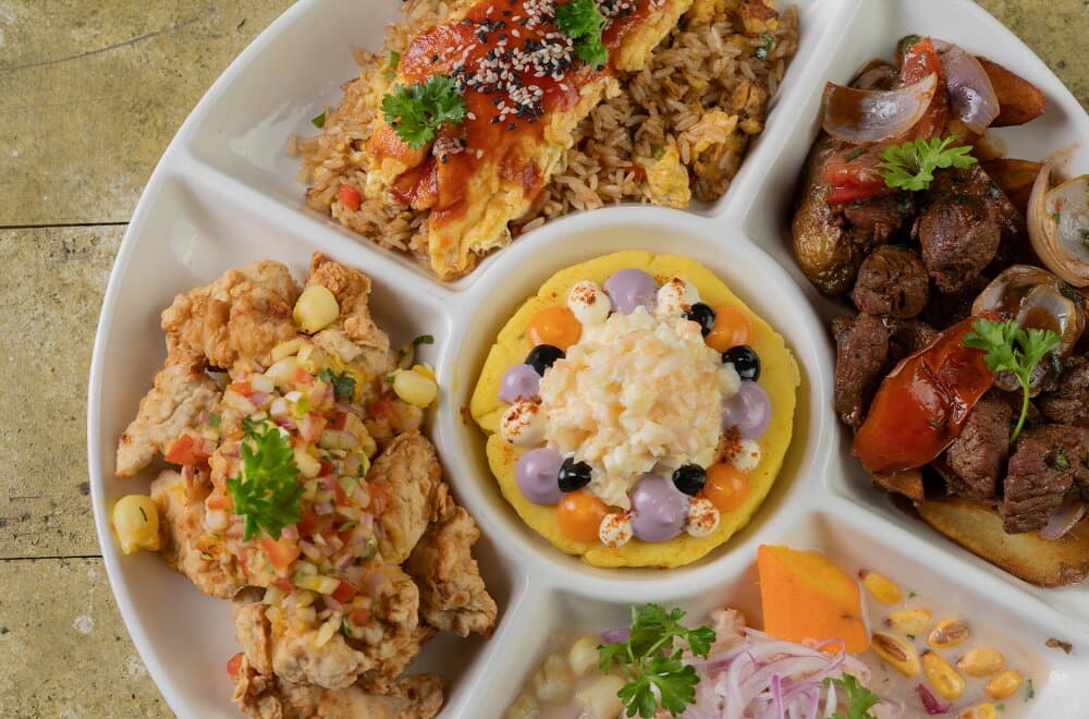 Piqueo Perucho: Causa limeña de camarón, lomo saltado, chaufa tapado, ceviche de pescado, jalea de pollo con chalaca al ají amarillo 