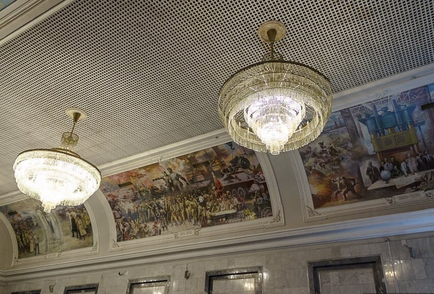 Фрески на исторический темы в здании вокзала. Тема фресок  - 20 век.