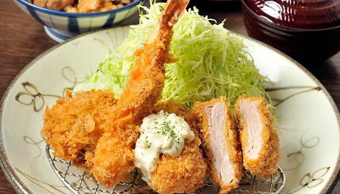 豚肉、パン粉、油。一つひとつの素材にこだわり、とんかつの旨さを追求しました。肉の旨さ、脂の甘み、パン粉の香ばしさを味わっていただきたく、まずはソースを付けずにそのままお召し上がりください。