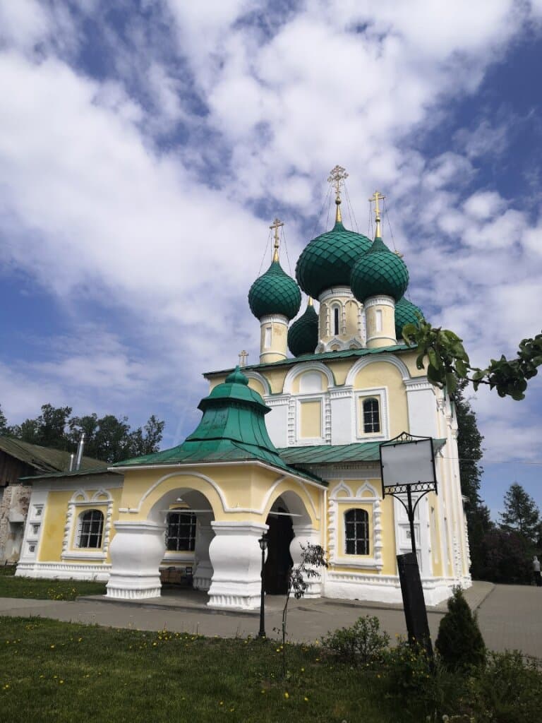 Церковь Усекновения главы Иоанна Предтечи (разные ракурсы)