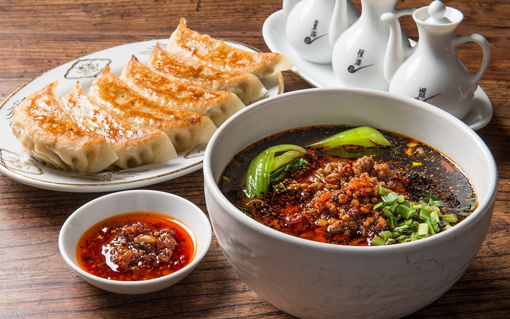 北海道初上陸となる「人人人（レンレンレン）」は、店名が表すように子供から大人まで、さまざまな人で賑わう中華料理店です。炒飯や麺類など定番の中華はもちろん、小龍包やフカヒレスープ、担々麺など本格的なお味もご堪能いただけます。色々な味を気軽にお楽しみいただくためのセットメニューも多数ございます。ソファー席があり、静かで落ち着いた雰囲気の店内でゆっくりとお食事をお召し上がりください。