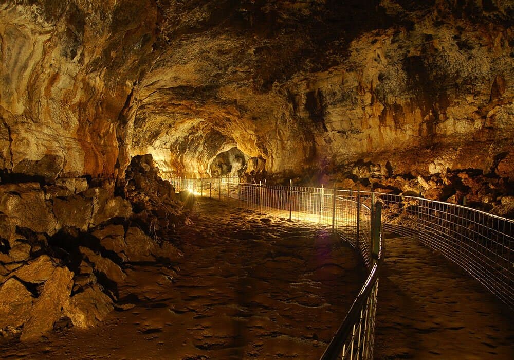 Visiting Idaho’s Mammoth Cave is an adventure unlike any other. As one of the most unique things to do in Idaho, the cave is open seasonally to the public for self-guided tours, allowing you to explore at your own pace. The trail is about a quarter-mile in and a quarter-mile out, making it a manageable walk for visitors of all ages. Additionally, lanterns are provided to help light your way through the cave’s dark passages. 