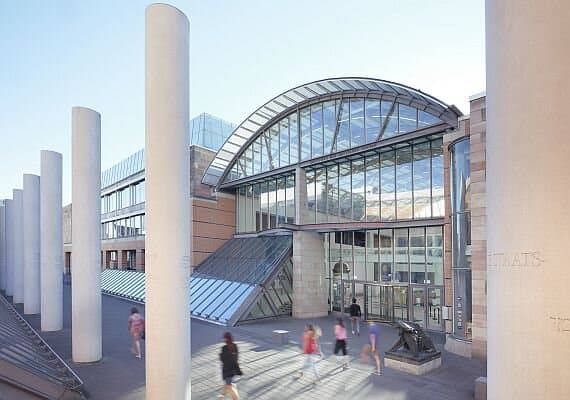 Im Herzen Nürnbergs lädt das Germanische Nationalmuseum zu einer faszinierenden Zeitreise durch 600.000 Jahre europäische Kunst, Kultur und Geschichte ein. Als größtes kulturgeschichtliches Museum des deutschen Sprachraums bietet einen einzigartigen Einblick in das kulturelle Erbe Europas.