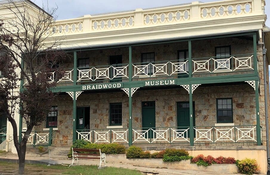 This was the first significant hotel in Braidwood, built in the 1840s as the Royal Hotel, of local granite with a shingle roof. James Larmer, the well-known early colonial surveyor had the licence and lived there in the latter part of his life. Later, in 1870, the hotel was sold to the Grand United Order of Oddfellows. The Oddfellows made additions to the building.  For many years, the building was empty and later it was converted into flats. 