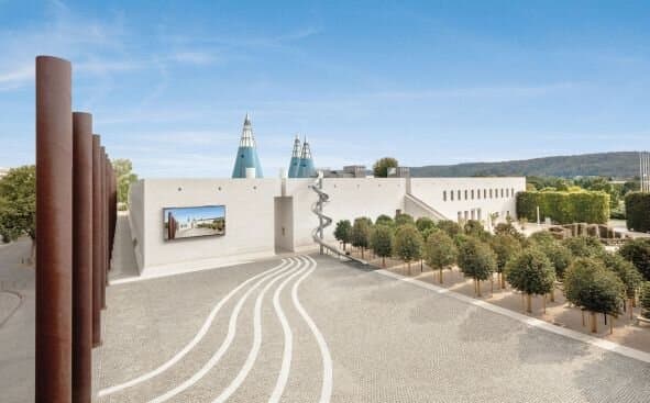 Ort der Künste und der Kommunikation, international und weltoffen.  Die Kunst- und Ausstellungshalle der Bundesrepublik Deutschland, kurz: Bundeskunsthalle, ist ein einzigartiger Ort der Kunst, Kultur und Wissenschaft. Im Zentrum des Programms steht die Kunst aller Epochen, einschließlich zeitgenössischer Kunst, sowie Ausstellungen zu kulturhistorischen Themen, Archäologie, Naturwissenschaft und anderen Wissensgebieten.