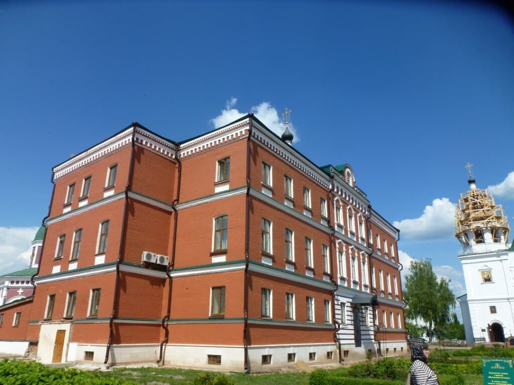 Церковь Херсонесских Священномучеников в братском корпусе (разные ракурсы)