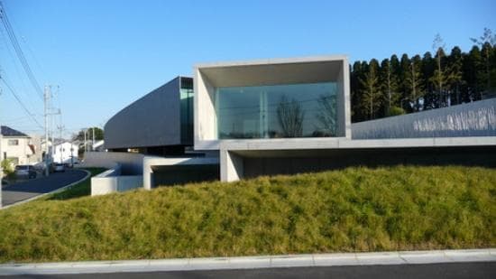 駐車場側から見ると内部の広さが全くわからない構造です。