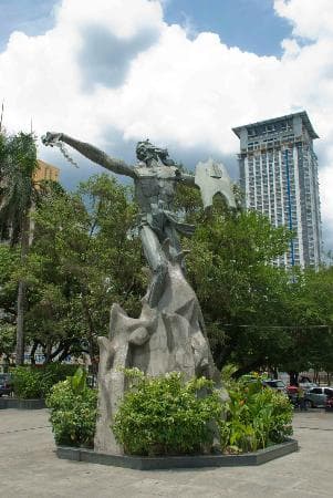 The awesome statue in the centre of Plaza Rajah Sulayman