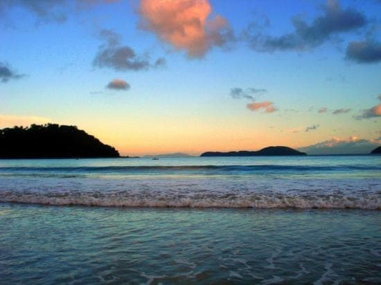 O pôr do sol na praia do Lázaro, Ubatuba, São Paulo, Brasil
