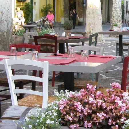 i tavoli in piazzetta