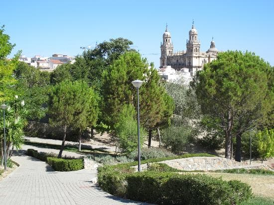 Panorámica desde el parque con la catedral al fondo.
