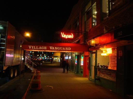 赤いテントが目印
