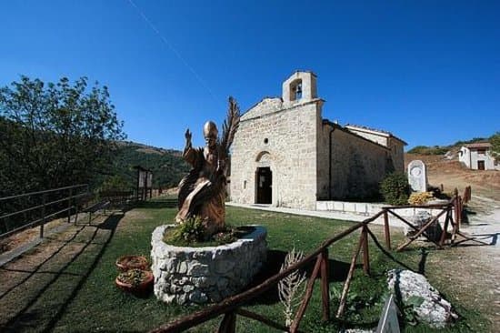 Esterno chiesetta del Papa