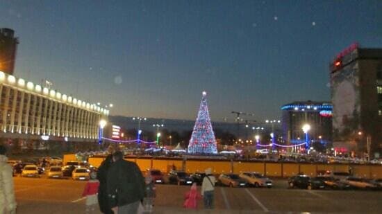 Вид на площадь от театра.