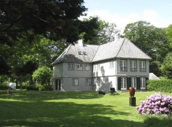 Munkeruphus i smukke omgivelser - park og strand