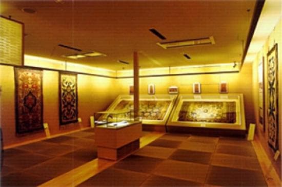 江戸寛文年間より佐賀藩主に愛用され献上品として用いられてきた「鍋島緞通」