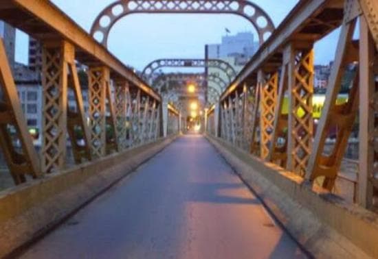 Bela ponte situado no centro da cidade. No natal fica iluminada.