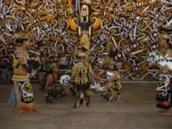 Ini adalah tarian yang di tampilkan di desa pampang