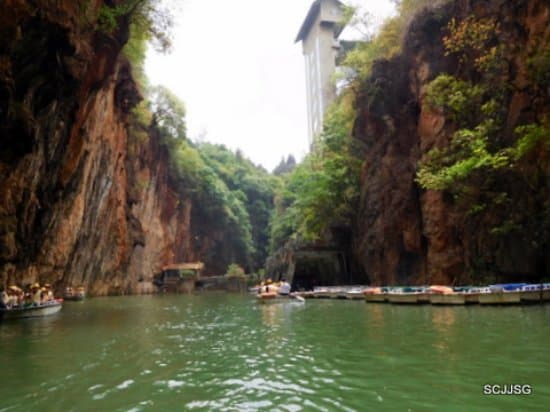 boat ride in the deep gorge