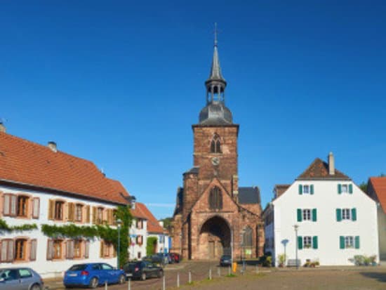 Marktplatz mit Stiftskirche in St. Arnual