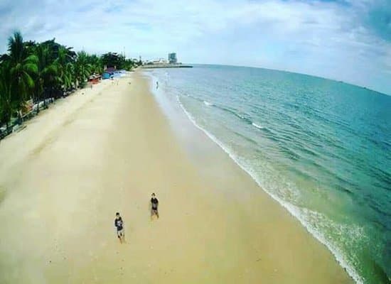 sangat bersih, tidak ada sampah berserakan di tepi pantai