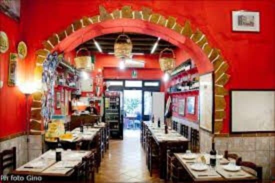 Esiste anche una sala a lato di questa della foto. Il locale si sviluppa a "ferro di cavallo".