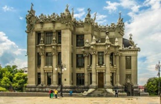 наиболее необычное и эпатажное детище известного киевского архитектора В. Городецкого.