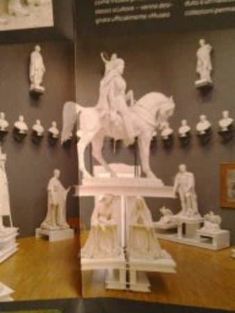 La sala dei gessi, con statue enormi dei principali protagonisti della storia d'Italia.