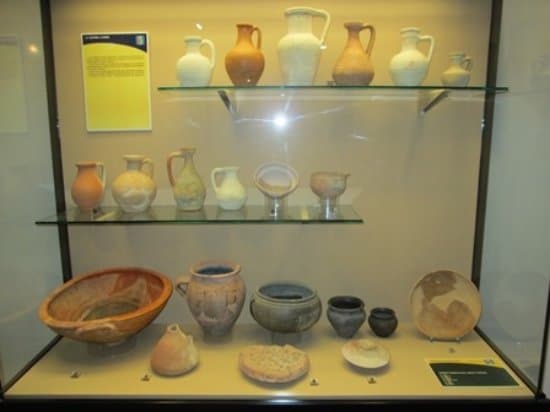 een vitrine met romeinse potten en glaswerk