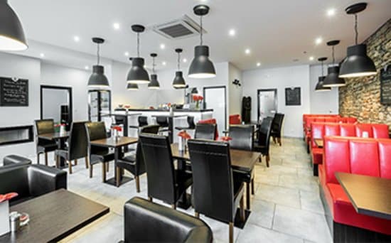 Naše restaurace je moderně avšak zároveň útulně zařízená.